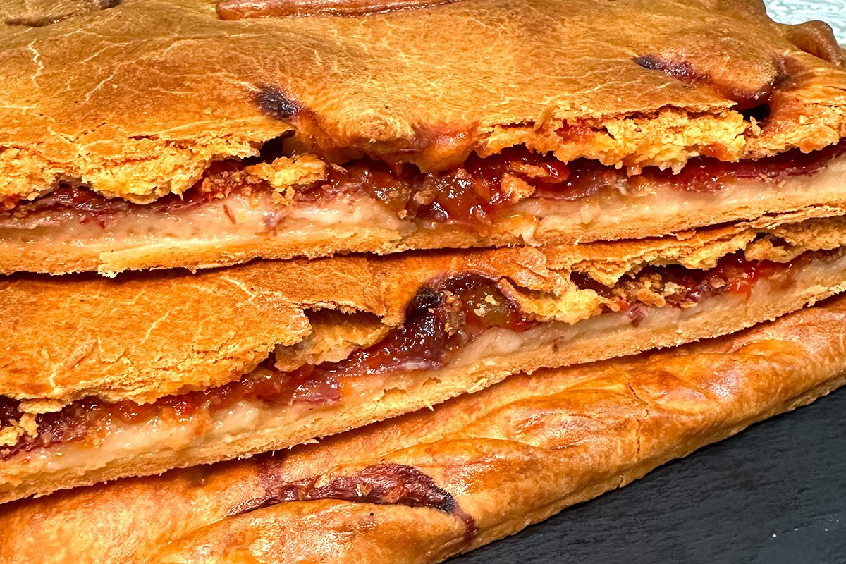 Empanada Cecina con queso y mermelada de pimientos