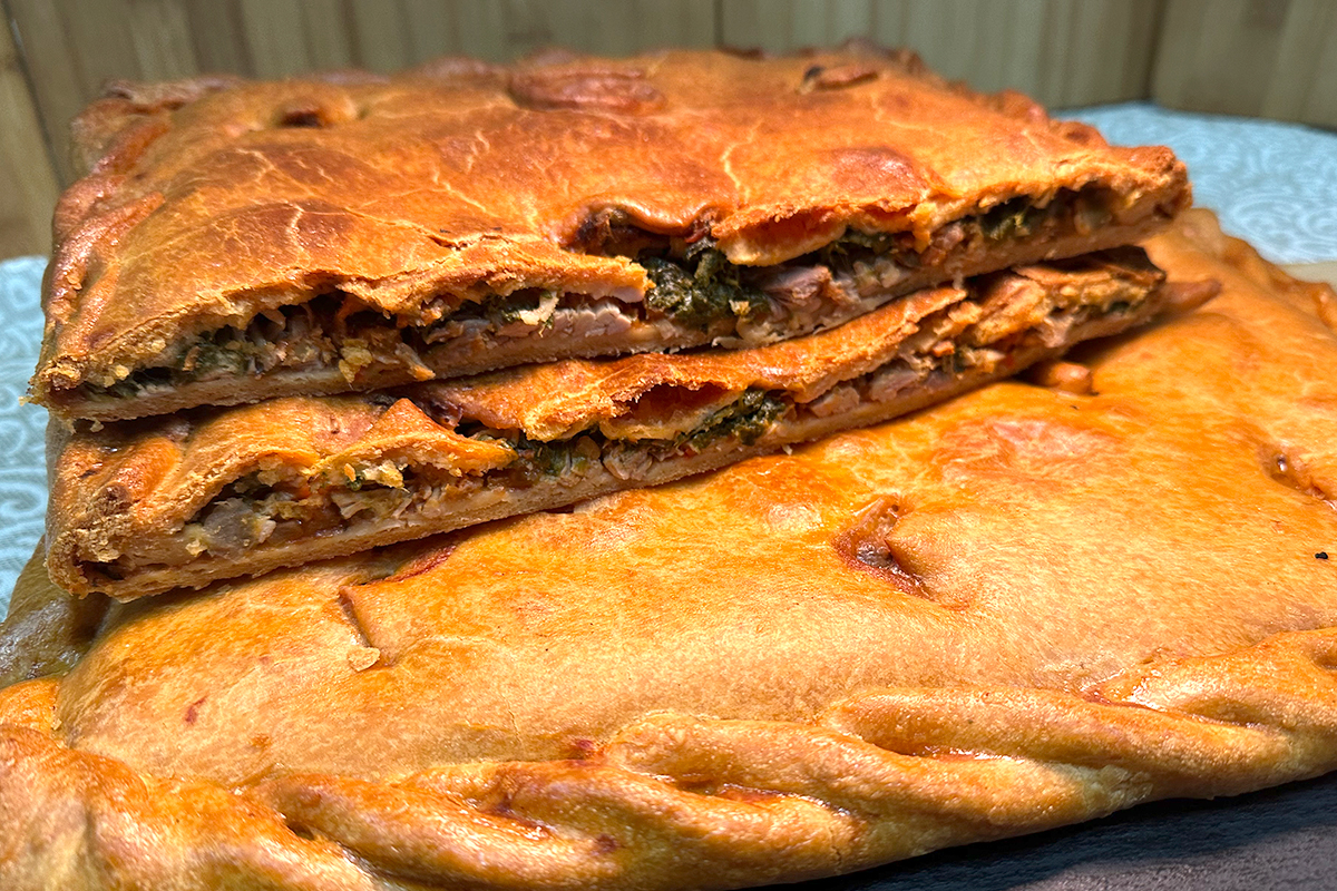 Empanada de lacón y grelos con chorizo