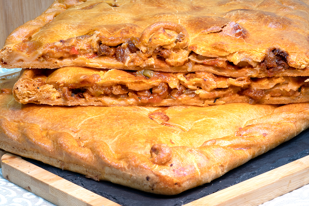 Empanada de bacalao con pasas
