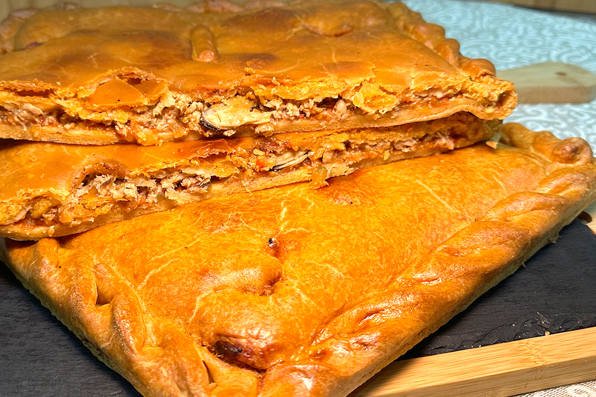 Empanada de bonito con mejillones 