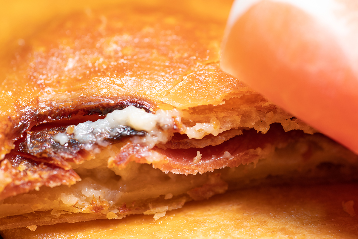 Empanada de Jamón Serrano con queso y mermelada de tomate