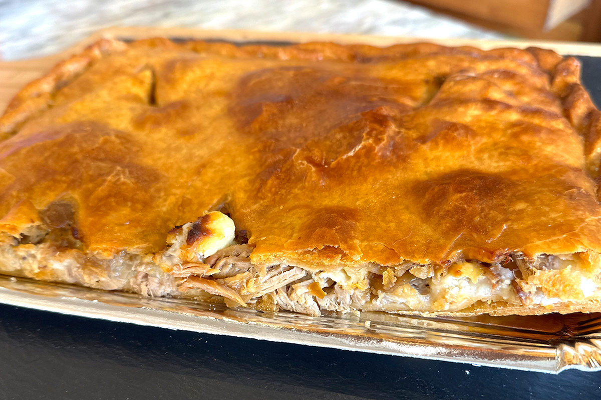 Empanada de Lacón con queso cabrales cebollacaramelizada