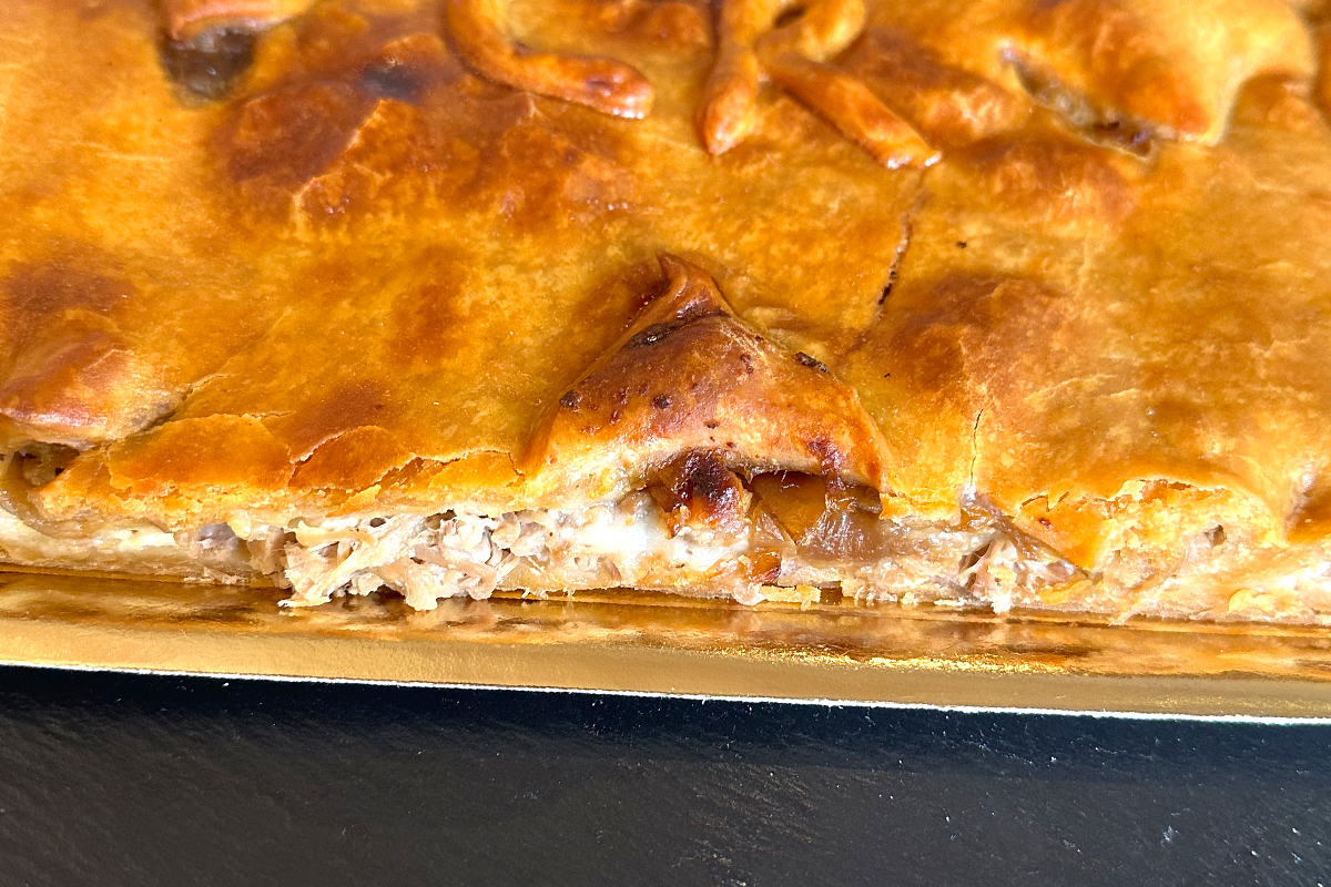 Empanada de Lacón con queso rulo de cabra cebolla caramelizada